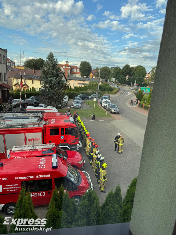 Strażacy z OSP Sierakowice oddają hołd zmarłemu koledze