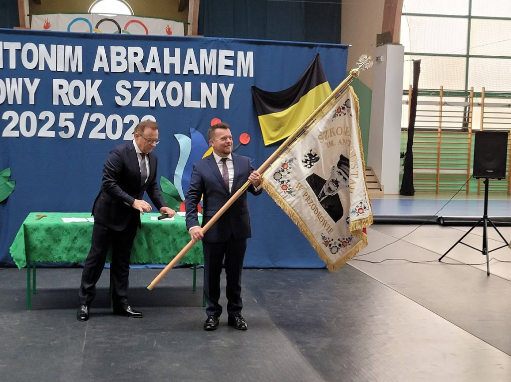 Sztandar dla Szkoły Podstawowej w Przodkowie