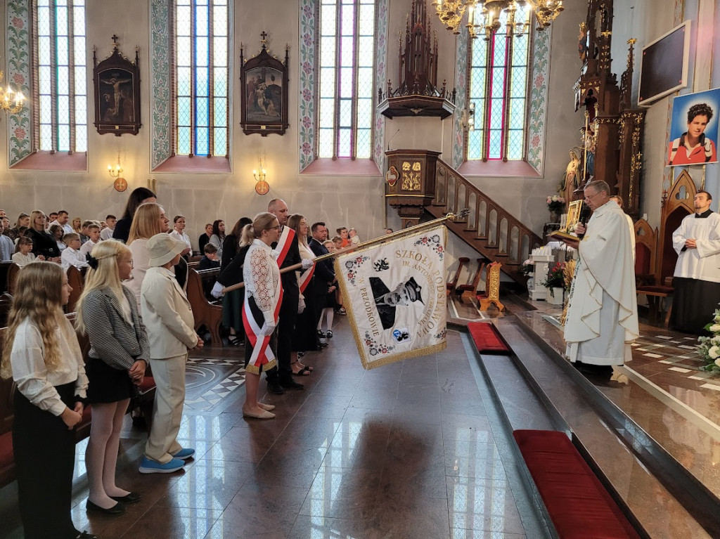 Sztandar dla Szkoły Podstawowej w Przodkowie