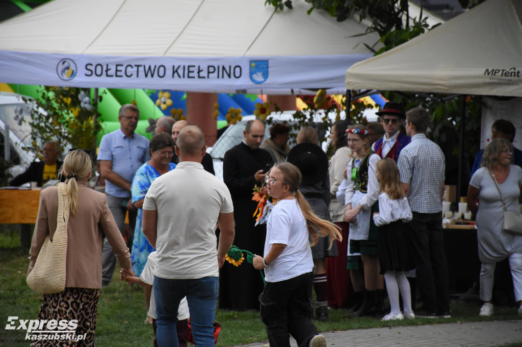 Doroczne dożynki w Kiełpinie