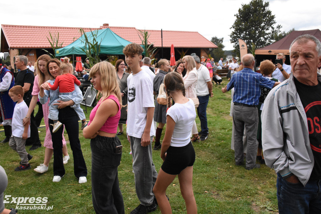 Doroczne dożynki w Kiełpinie