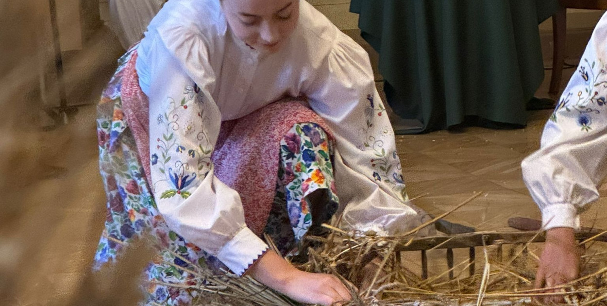 Zespół Przodkowianie w spektaklu Óżniwinë