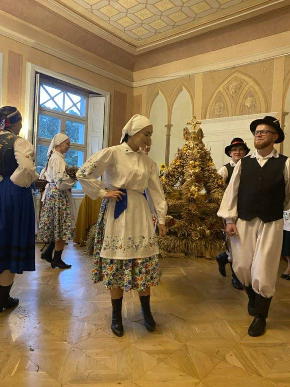 Zespół Przodkowianie w spektaklu Óżniwinë