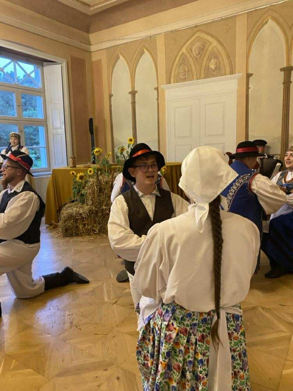 Zespół Przodkowianie w spektaklu Óżniwinë