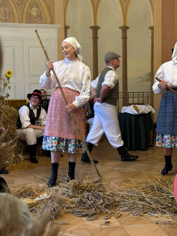 Zespół Przodkowianie w spektaklu Óżniwinë