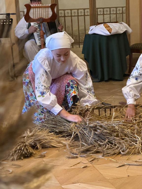 Zespół Przodkowianie w spektaklu Óżniwinë