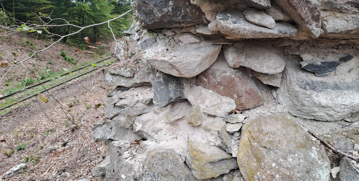 Ruiny mostu przy linii kolejowej Kartuzy - Sierakowice