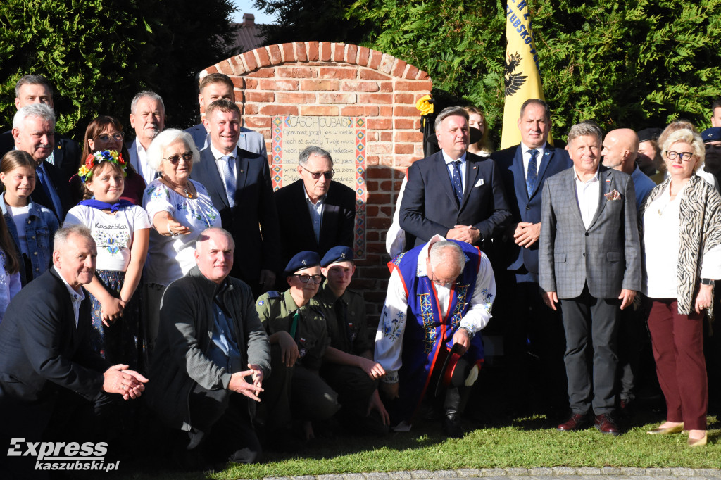 Tablica z Ojcze Nasz po kaszubsku powstała w Stężycy