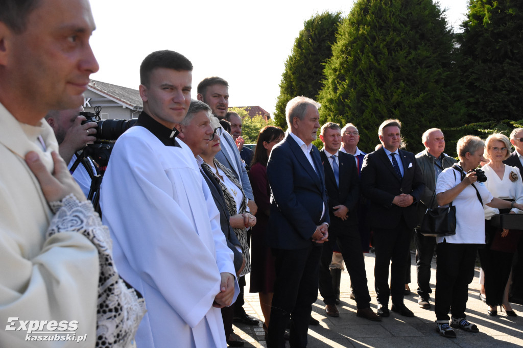 Tablica z Ojcze Nasz po kaszubsku powstała w Stężycy