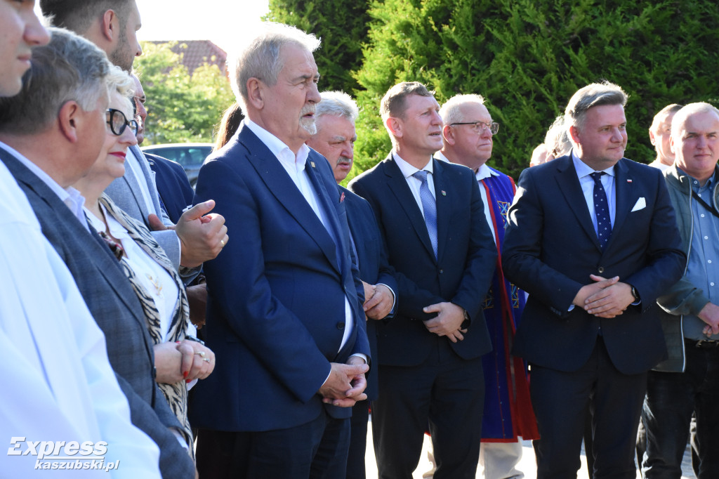 Tablica z Ojcze Nasz po kaszubsku powstała w Stężycy