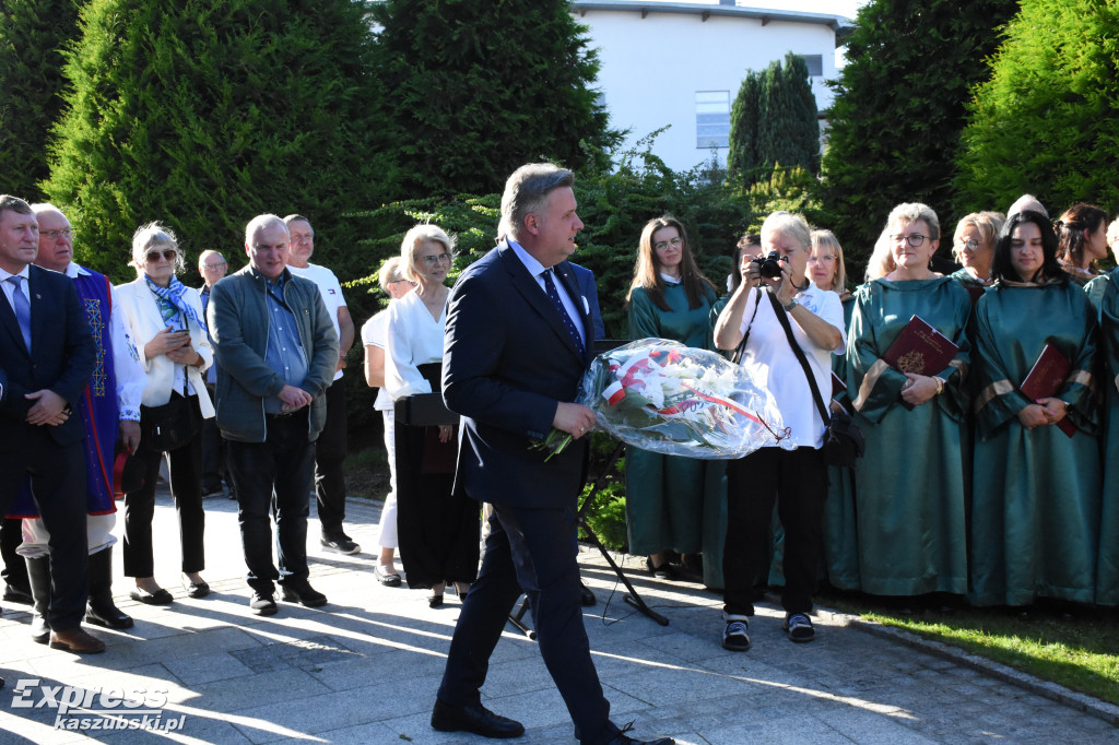 Tablica z Ojcze Nasz po kaszubsku powstała w Stężycy