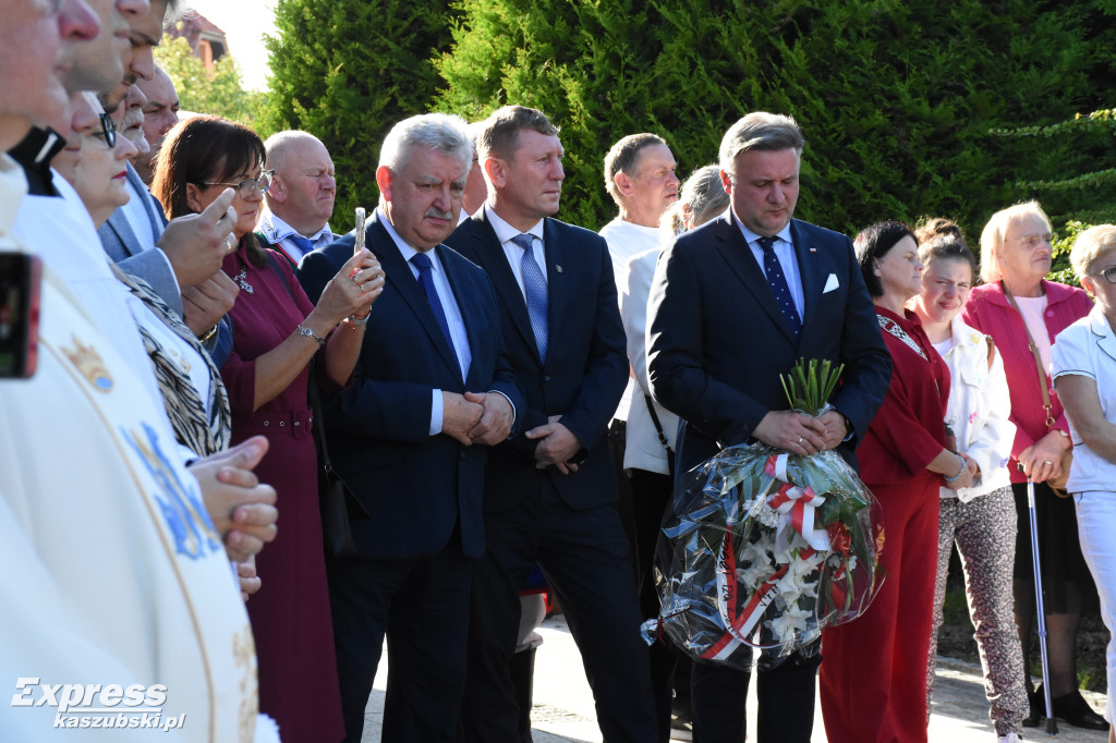 Tablica z Ojcze Nasz po kaszubsku powstała w Stężycy