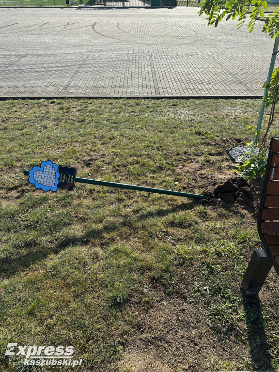 Ktoś zniszczył tabliczki przy ul. Parkowej w Stężycy