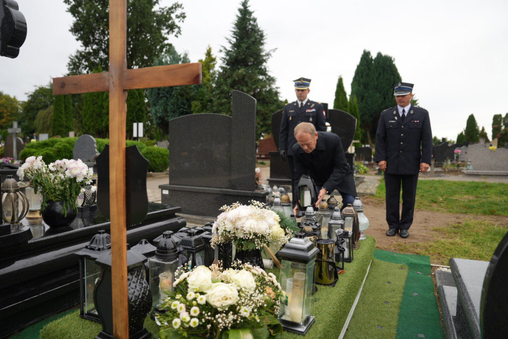 Premier Donald Tusk uczcił pamięć strażaka z Sierakowic