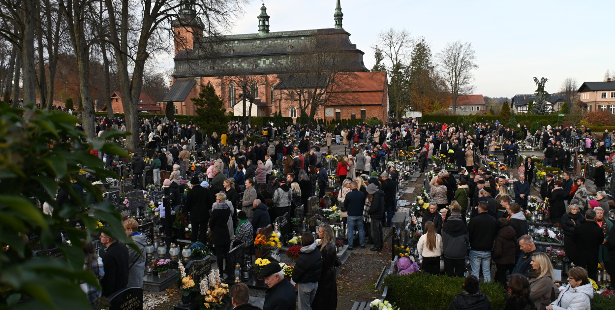 Uroczystość Wszystkich Świętych na kartuskim cmentarzu