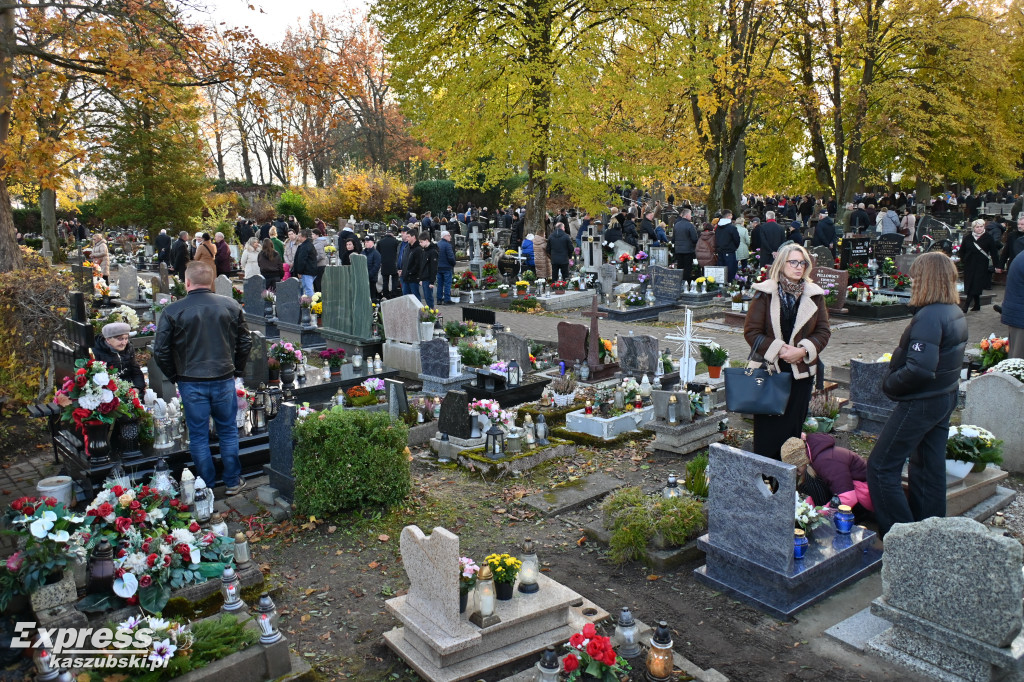 Uroczystość Wszystkich Świętych na kartuskim cmentarzu