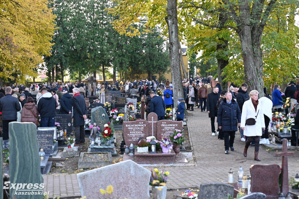 Uroczystość Wszystkich Świętych na kartuskim cmentarzu