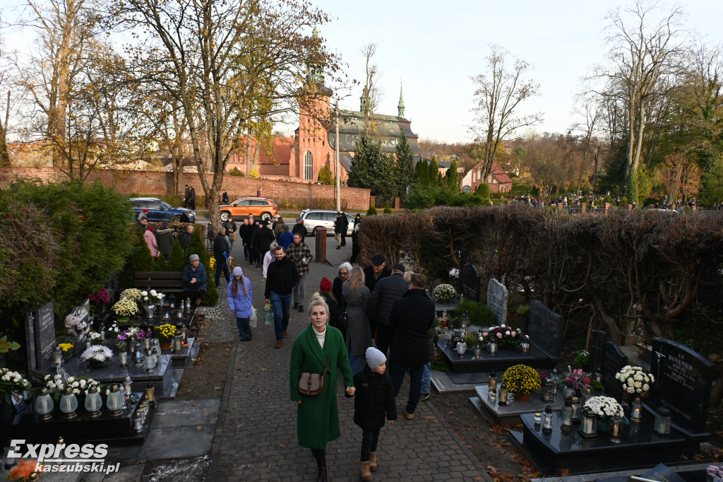 Uroczystość Wszystkich Świętych na kartuskim cmentarzu