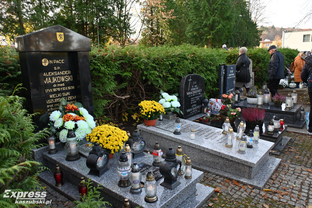 Uroczystość Wszystkich Świętych na kartuskim cmentarzu