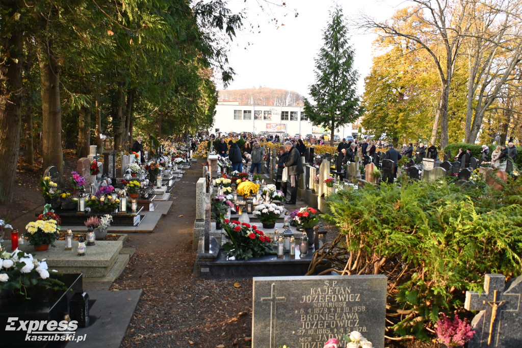 Uroczystość Wszystkich Świętych na kartuskim cmentarzu