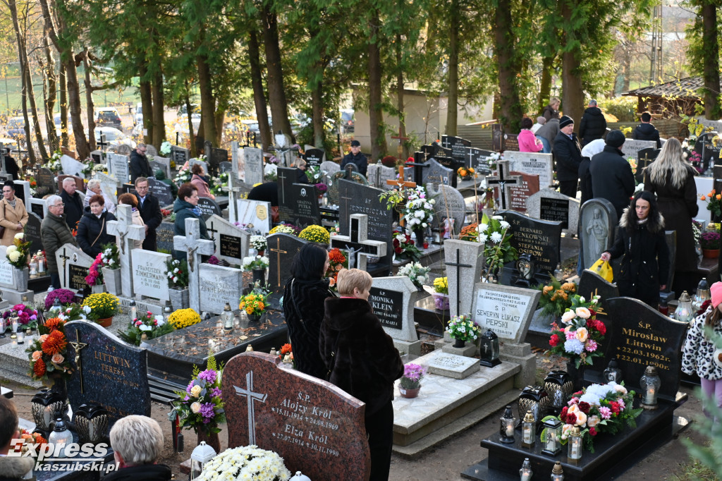 Uroczystość Wszystkich Świętych na kartuskim cmentarzu