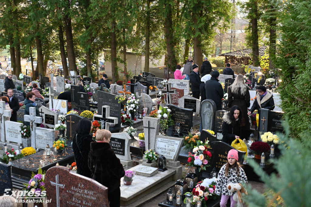 Uroczystość Wszystkich Świętych na kartuskim cmentarzu