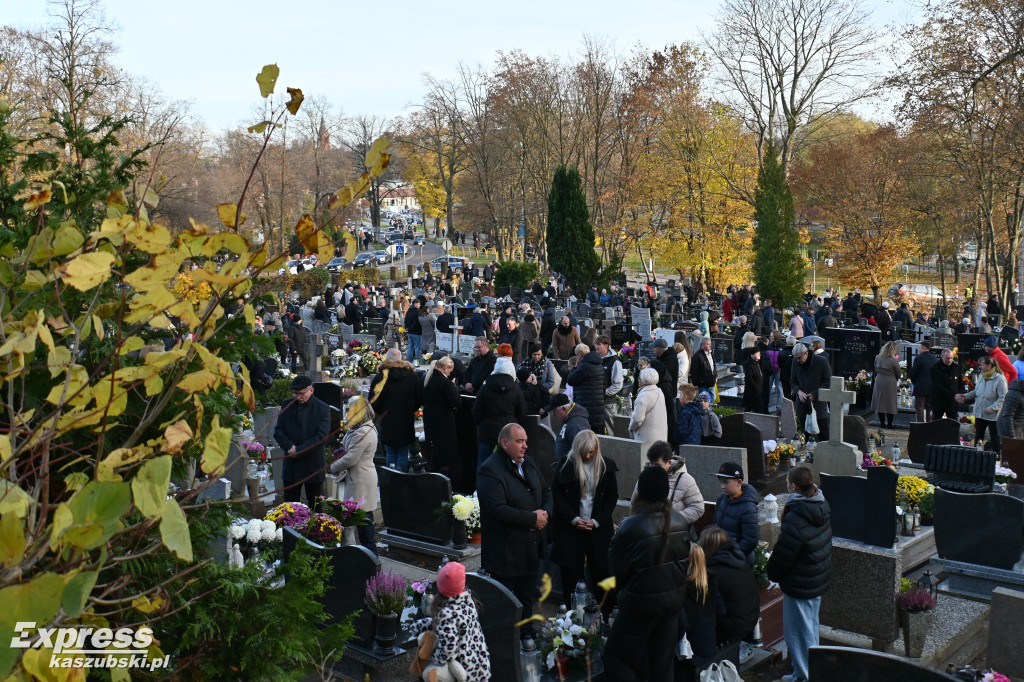 Uroczystość Wszystkich Świętych na kartuskim cmentarzu