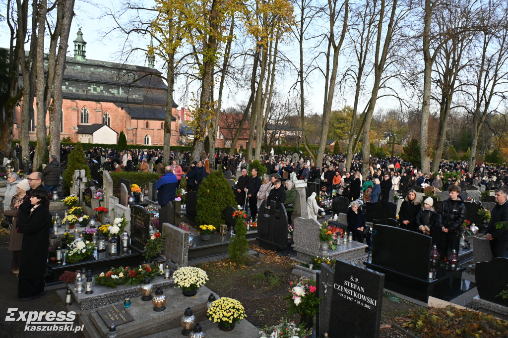 Uroczystość Wszystkich Świętych na kartuskim cmentarzu