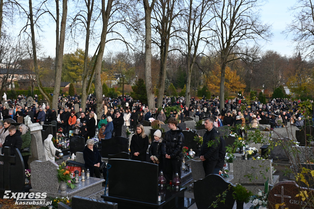 Uroczystość Wszystkich Świętych na kartuskim cmentarzu