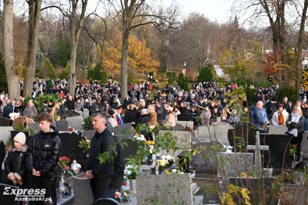 Uroczystość Wszystkich Świętych na kartuskim cmentarzu