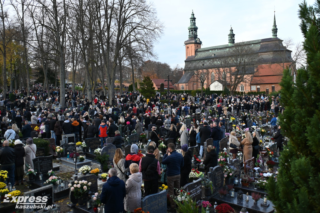 Uroczystość Wszystkich Świętych na kartuskim cmentarzu