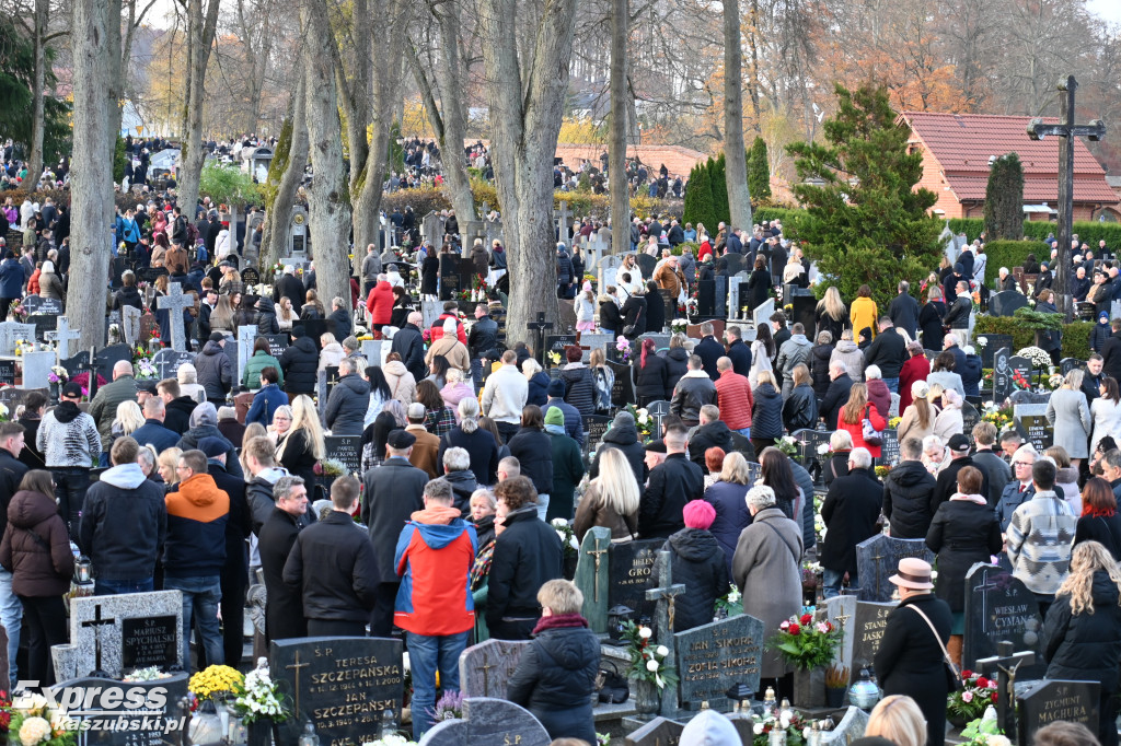 Uroczystość Wszystkich Świętych na kartuskim cmentarzu