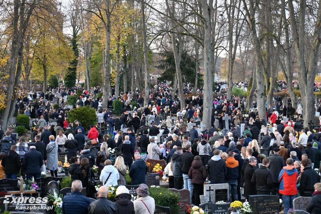Uroczystość Wszystkich Świętych na kartuskim cmentarzu