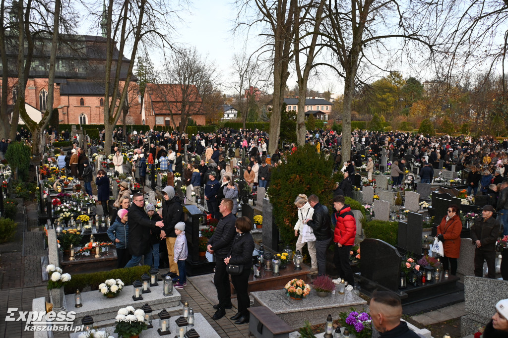 Uroczystość Wszystkich Świętych na kartuskim cmentarzu