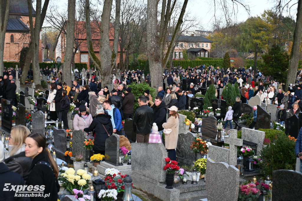 Uroczystość Wszystkich Świętych na kartuskim cmentarzu