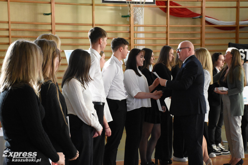 Uczniowie PZS w Sierakowicach podsumowali staże zawodowe