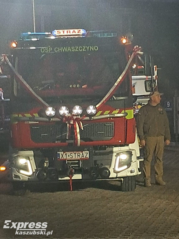 Huczne powitanie wozu strażackiego w Chwaszczynie