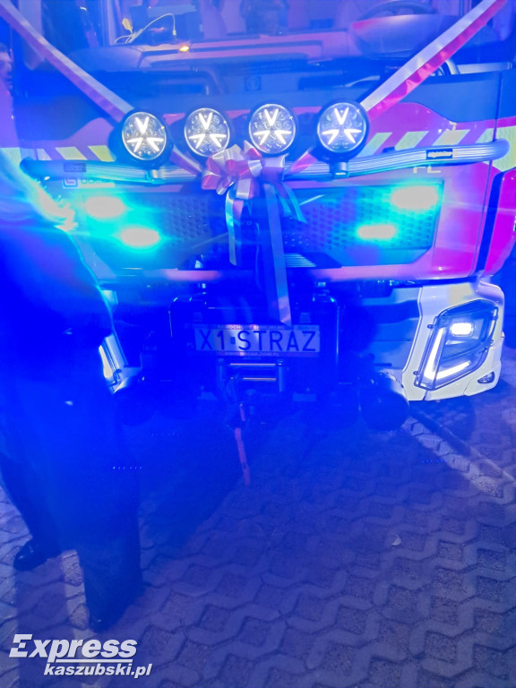 Huczne powitanie wozu strażackiego w Chwaszczynie