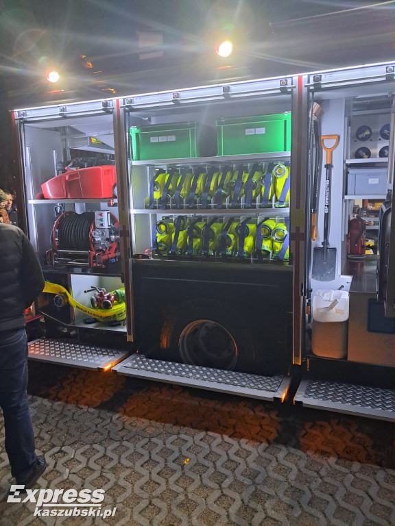 Huczne powitanie wozu strażackiego w Chwaszczynie