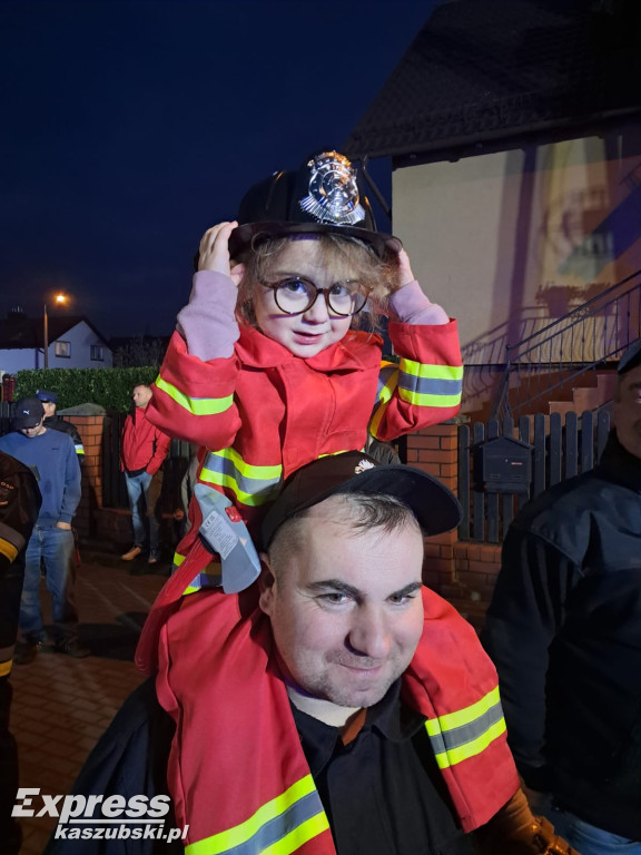 Huczne powitanie wozu strażackiego w Chwaszczynie