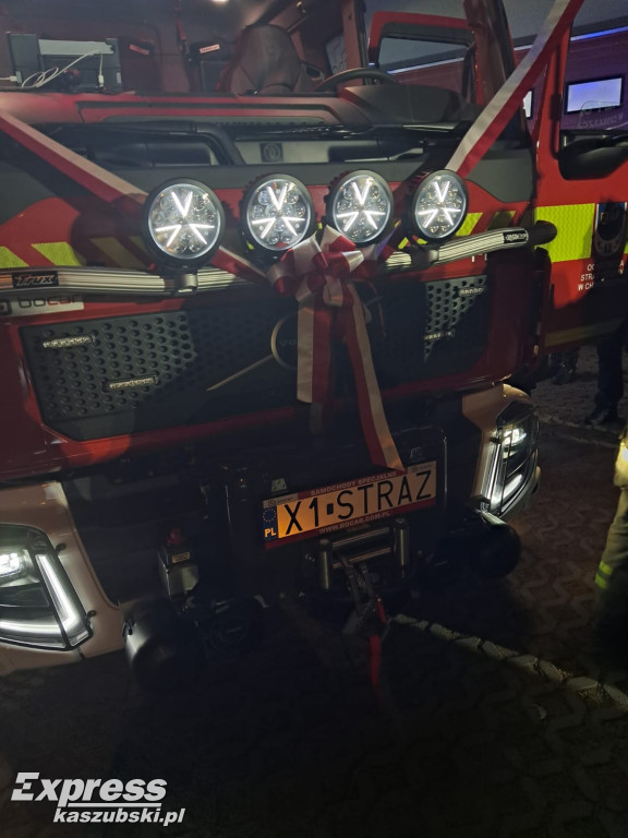 Huczne powitanie wozu strażackiego w Chwaszczynie