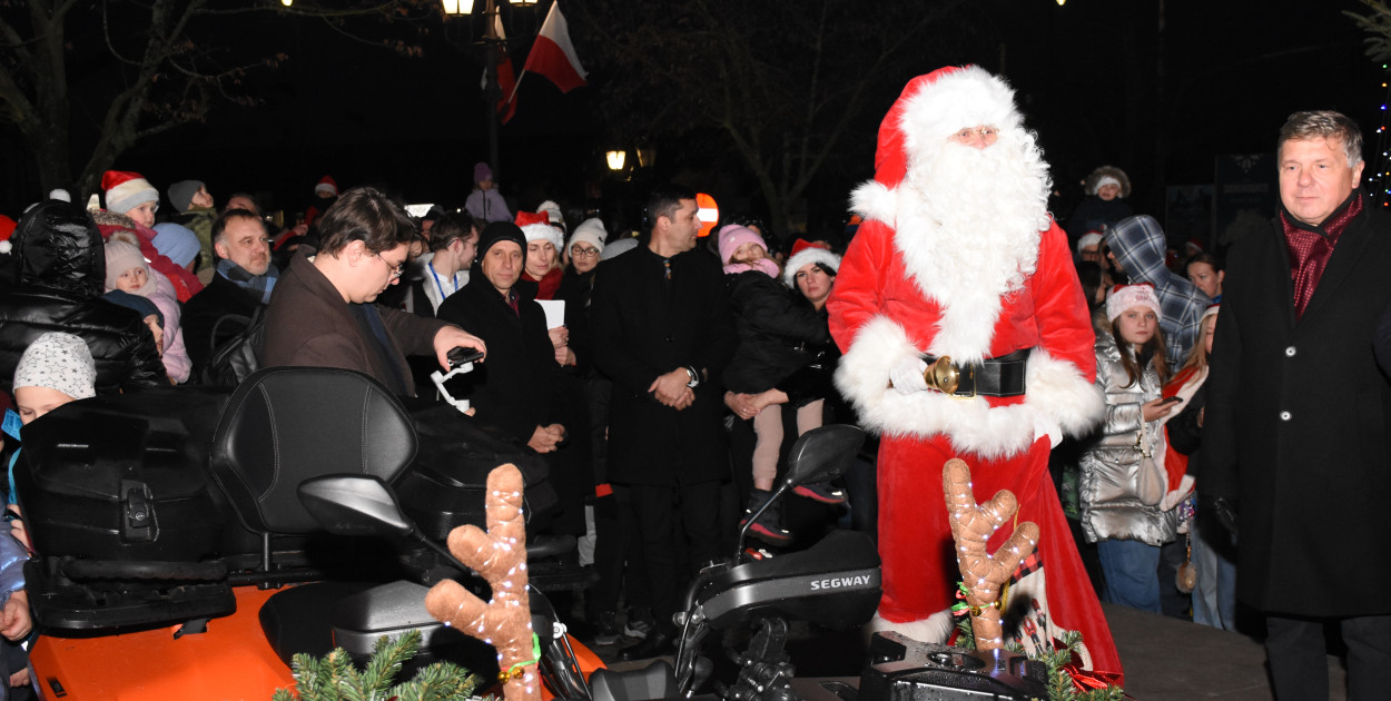 Rozświetlenie choinki w Sierakowicach
