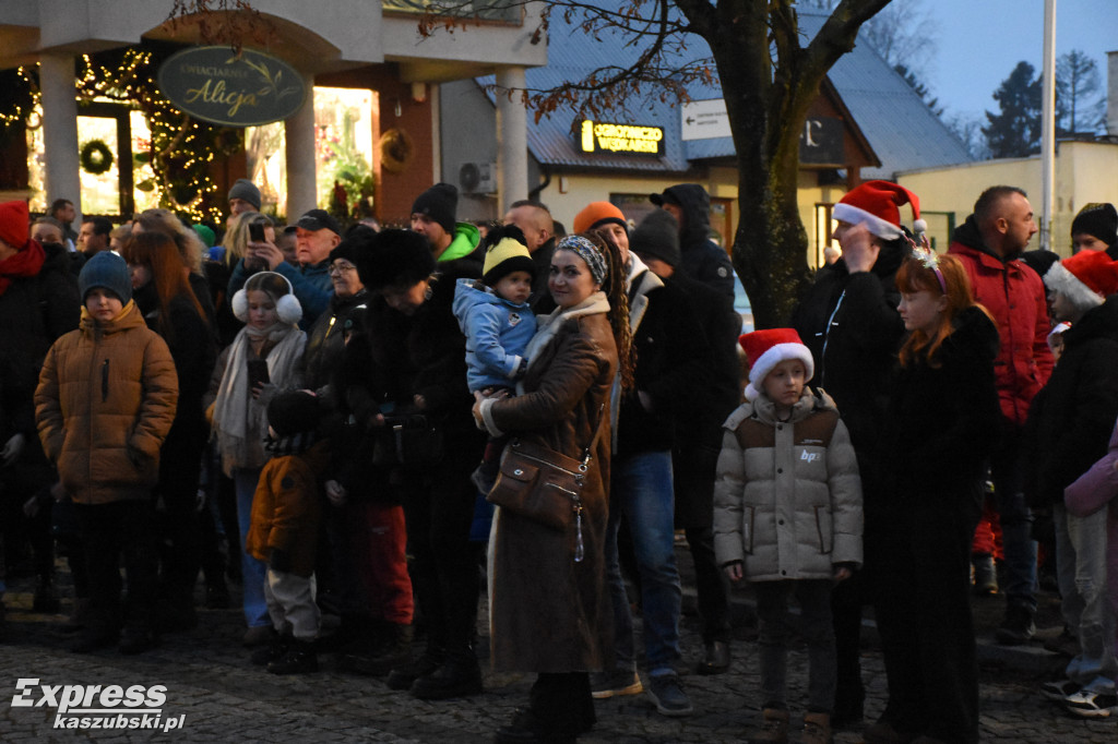 Rozświetlenie choinki w Sierakowicach