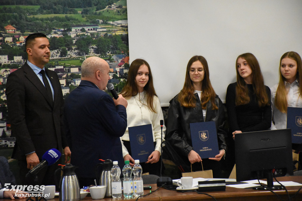 Listy gratulacyjne dla stypendystów marszałka województwa