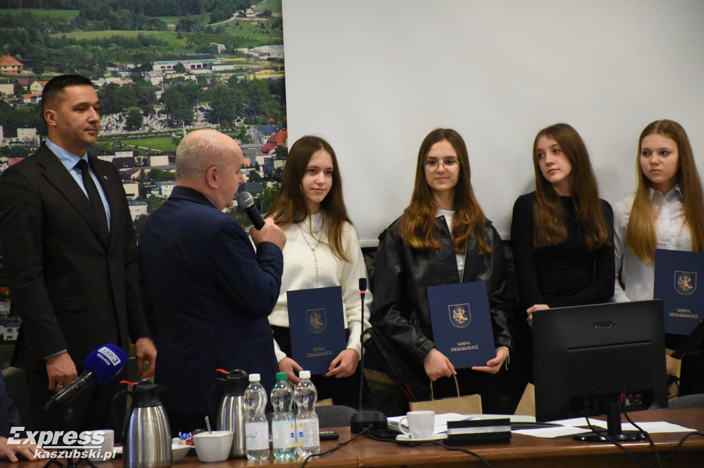 Listy gratulacyjne dla stypendystów marszałka województwa