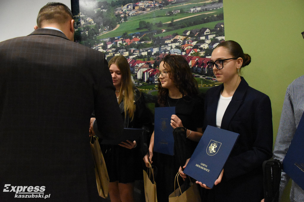 Listy gratulacyjne dla stypendystów marszałka województwa
