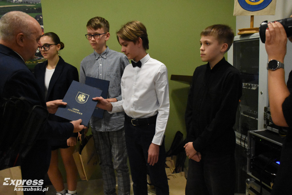 Listy gratulacyjne dla stypendystów marszałka województwa