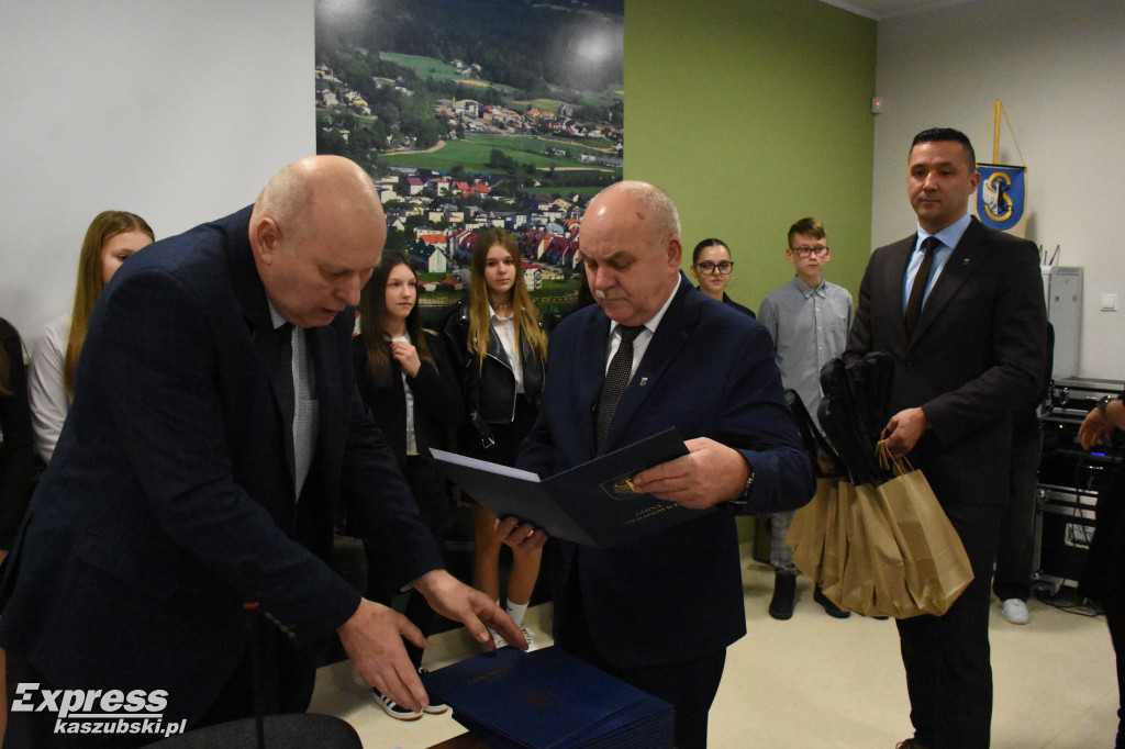 Listy gratulacyjne dla stypendystów marszałka województwa