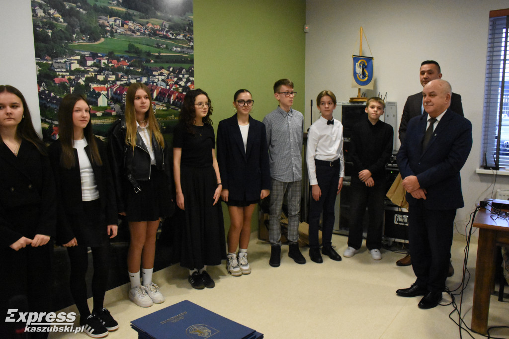 Listy gratulacyjne dla stypendystów marszałka województwa