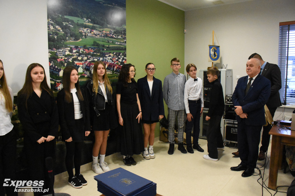 Listy gratulacyjne dla stypendystów marszałka województwa